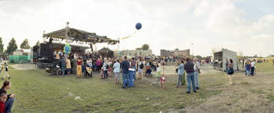 843031 Afbeelding van een concert in het Griftpark, tijdens de officiële opening van het park.